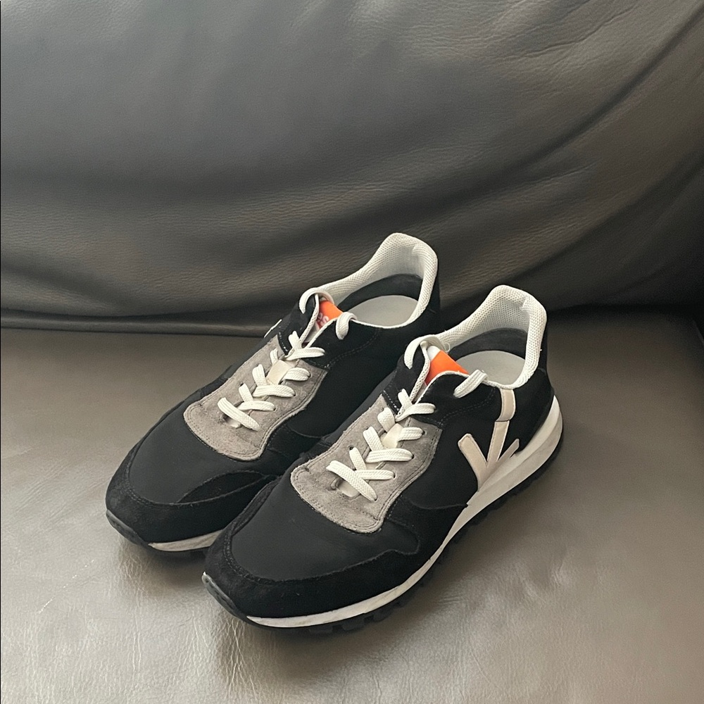 ESC Men's Black and Gray Sneakers Sz 42
